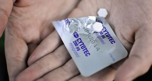 Quais são os efeitos colaterais do misoprostol?